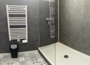 ein Badezimmer mit Dusche mit Glastür in der Unterkunft Maison 100 m2 plein pied pour 6 personnes 300 m de la plage in Chaucre