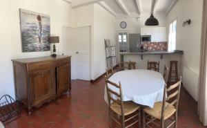 ein Esszimmer mit einem Tisch und einer Küche in der Unterkunft Maison 100 m2 plein pied pour 6 personnes 300 m de la plage in Chaucre