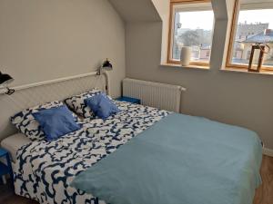 sypialnia z łóżkiem z niebieską pościelą i niebieskimi poduszkami w obiekcie Wodniak w Ostródzie