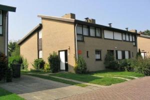 a large brick house with a white door at De Woning, Wijk de Brabander 109 in Cadzand