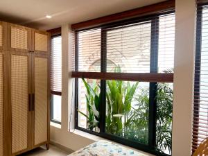 een kamer met een raam met een plant erin bij Cozy House in Ho Chi Minh-stad