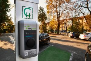 un parquímetro con un coche aparcado en una calle en Continental Drobeta Turnu Severin, en Drobeta-Turnu Severin