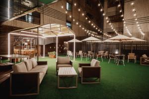 une salle avec des chaises, des tables et des parasols dans l'établissement Hub Hotel Kaohsiung Yawan Branch, à Kaohsiung