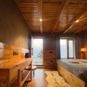 Schlafzimmer mit einem Bett, einem Schreibtisch und einem Fenster in der Unterkunft FAYUL RETREAT - India Highest Glamp and EcoLuxury Stay in Kalpa