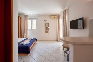 a hotel room with a bed and a table at Apartments Villa Relax in Petrovac na Moru