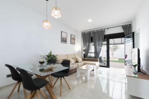a living room with a couch and a table at the butterfly house in Rafelbuñol