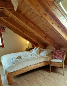 - une chambre mansardée avec un grand lit dans l'établissement Srub Losiny, à Velké Losiny