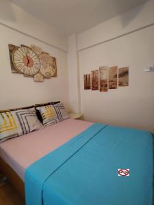 uma cama num quarto com um relógio na parede em Feeling at home in İstanbul Center 5 Minutes walk to The Ataköy Metro Station & Metrobus em Istambul