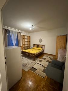 uma sala de estar com uma cama e um sofá em Schöne angenehme Wohnung em Viena
