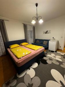 ウィーンにあるSchöne angenehme Wohnungのベッドルーム1室(黄色いシーツとソファ付)