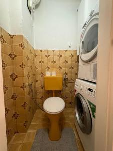 uma pequena casa de banho com WC e máquina de lavar roupa em Schöne angenehme Wohnung em Viena