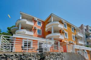budynek z balkonami po jego stronie w obiekcie Apartments Villa Relax w Petrovacu na Moru