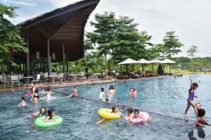 Hồ bơi trong/gần Villa Owner tại khu nghỉ dưỡng sinh thái Đại Lải Resort