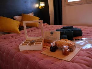 a tray of food on top of a bed at Le Grenier Du Botaniste in Mauléon