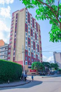 un edificio alto con ventanas rojas en una ciudad en South Suites studio Apartment In South B, en Nairobi