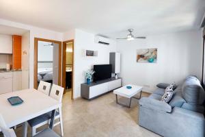 uma sala de estar com um sofá e uma mesa em Apartamento San Cristobal em Marbella
