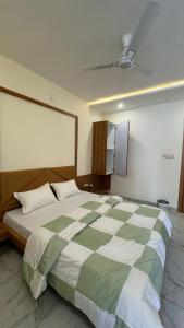 سرير أو أسرّة في غرفة في Hotel Prakasham