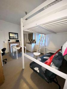 een slaapkamer met een hoogslaper, een bureau en een keuken bij Descamps in Rouen