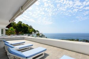 Un balcón con sillas y vista al mar. en Villa Nineten, en Roca Llisa