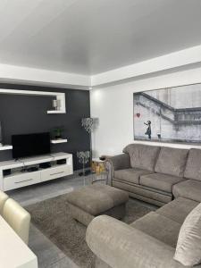 ein Wohnzimmer mit einem Sofa und einem TV in der Unterkunft Gifty Surprize Airbnb in Kimberley