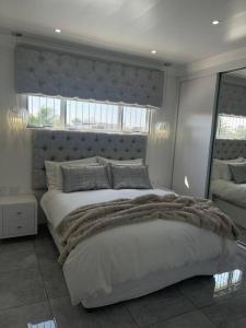 ein Schlafzimmer mit einem großen Bett und einem großen Fenster in der Unterkunft Gifty Surprize Airbnb in Kimberley