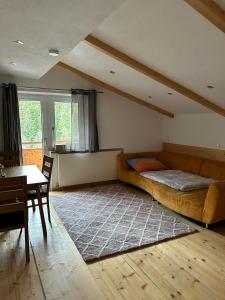 1 dormitorio con cama, mesa y comedor en Tannenzapfen, en Auffach