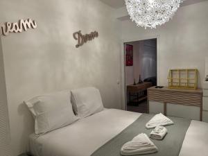 ein Schlafzimmer mit einem Bett mit zwei Handtüchern darauf in der Unterkunft Appartement Alfortville proche métro et RER in Alfortville