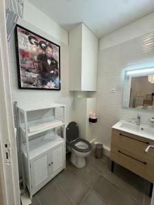 ein Badezimmer mit Toilette und Waschbecken in der Unterkunft Appartement Alfortville proche métro et RER in Alfortville