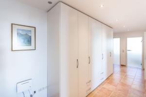 um quarto com armários brancos e uma escada em Fewo Simone em Rettenberg