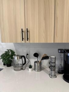 uma bancada de cozinha com vários itens em Modern Suit Premium Apartment em Vancouver