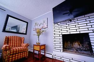 TV a/nebo společenská místnost v ubytování SHALIGOHOMES QUEEN SUITE ON 16TH