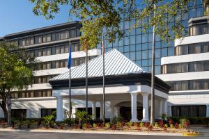 een kantoorgebouw met een wit gebouw bij Delta Hotels by Marriott Jacksonville Deerwood in Jacksonville