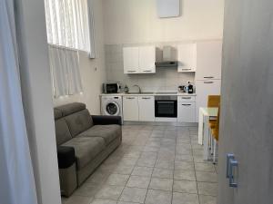 un soggiorno con divano e cucina di la via lattea a La Spezia Altre 8 foto