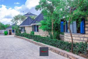 NarokOLENG'OTI GARDENS的一栋房子前面有一块招牌