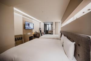 Postel nebo postele na pokoji v ubytování Hub Hotel Kaohsiung Yawan Branch