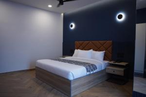 Postel nebo postele na pokoji v ubytování THE CONTINENTAL INN & SUITES + 26 fotografií