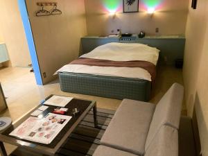 Postel nebo postele na pokoji v ubytování グッドホテル大阪 大人専用