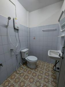a bathroom with a toilet and a shower in it at Classic Home Stay Hatyai in Ban Tha Sae