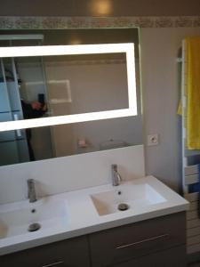 a bathroom with two sinks and a large mirror at Maison avec jardin proche gare plage intramuros chien admis Fibre in Saint Malo