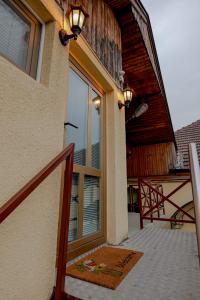 une porte en verre sur une maison avec balcon dans l'établissement Transylvanian Hideaway Apartment, à Sibiu