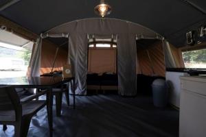 迪基希的住宿－Country Camp Camping Gritt，帐篷中间设有桌子