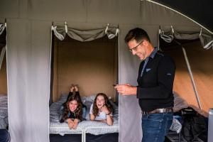 een man die voor een groep meisjes staat bij Country Camp Camping Gritt in Diekirch