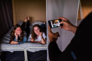 un hombre tomando una foto de dos chicas en Country Camp Camping Gritt en Diekirch