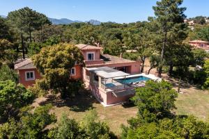 - une vue aérienne sur une maison avec une piscine dans l'établissement U Paesolu, à Sainte-Lucie de Porto-Vecchio