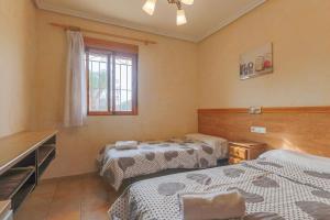 1 Schlafzimmer mit 2 Betten und einem Fenster in der Unterkunft 016 - Finca La Dama Valverde - comfortHOLIDAYS in Valverde Alto