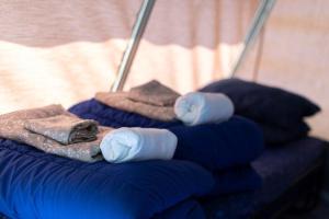 ディーキルヒにあるCountry Camp Camping Grittの青い袋の上に2本のボクシンググローブ