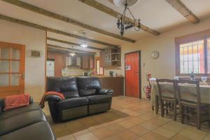ein Wohnzimmer mit einem Sofa und einem Tisch sowie eine Küche in der Unterkunft 016 - Finca La Dama Valverde - comfortHOLIDAYS in Valverde Alto