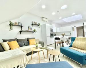 a living room with a couch and a table at Spacious ultracentral modern apartment in Târgu-Mureş