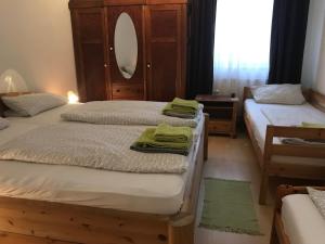 a bedroom with two twin beds and a mirror at Pension Deinhardt in Hirschaid