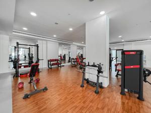 un gimnasio con varias cintas de correr y máquinas en una habitación en Trophy - Blissful Haven with Breathtaking View en Dubái